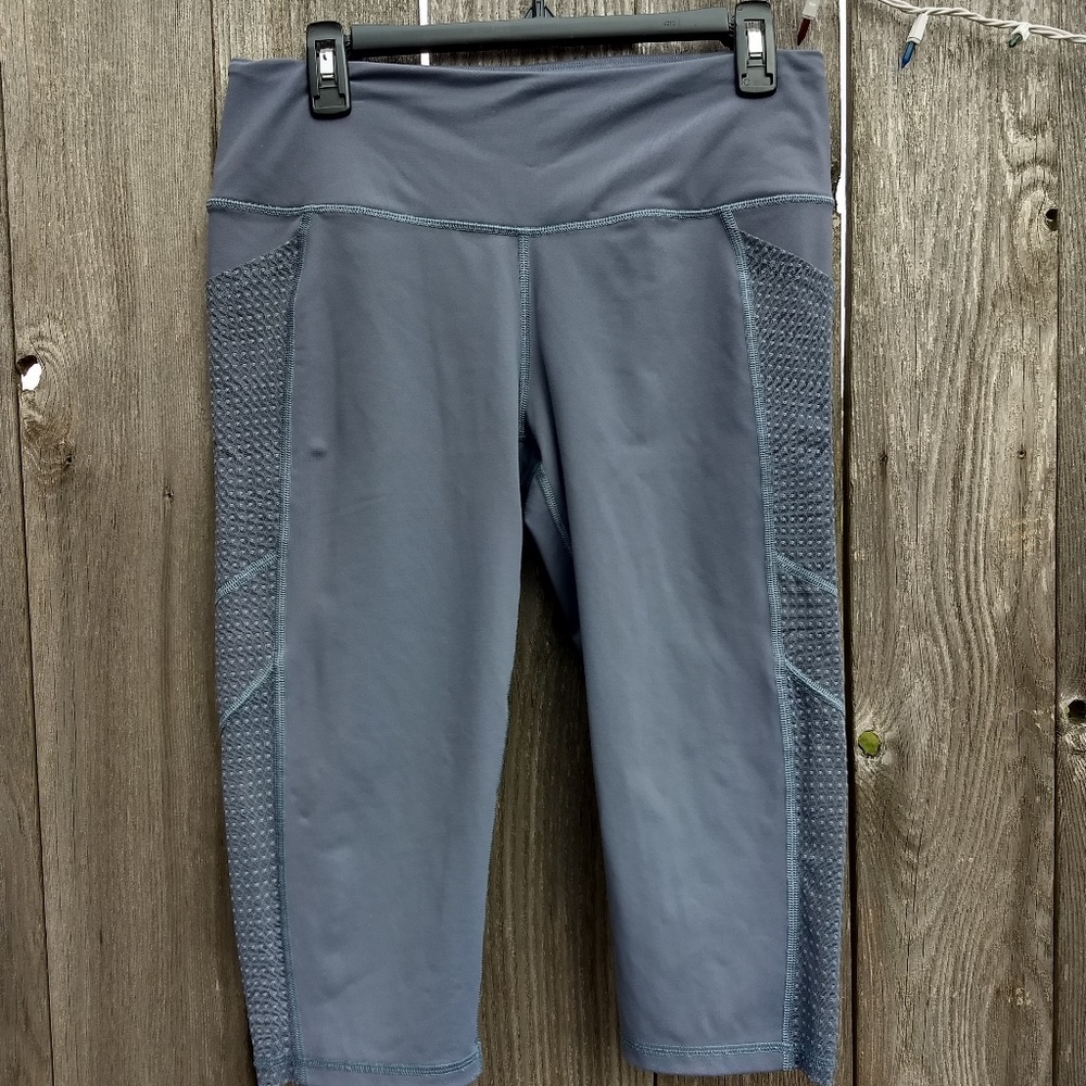 Victoria Sport Knockout Mesh Pocket Capris Tights